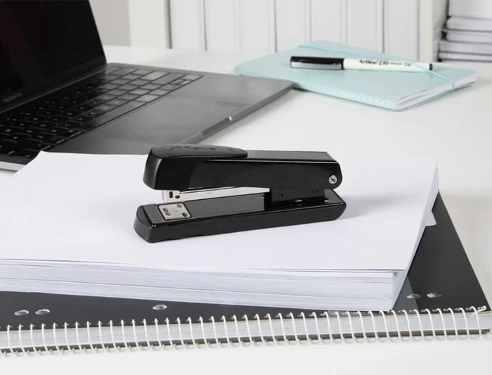 Rexel Grapadora Meteor Metálica, Capacidad 20 Hojas, Usa Grapas 24/6 y 26/6, Color Negro