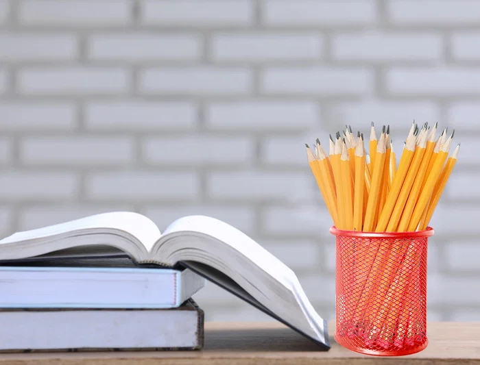 Q-connect Cubilete Portalapices Rojo Metal Redondo Rejilla Diametro 86 mm Alto 105 mm