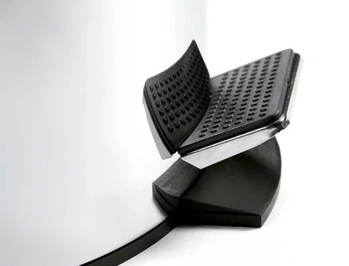 Q-connect Papelera de Metal con Pedal Cromada 32x21 cm Capacidad 6 Litros