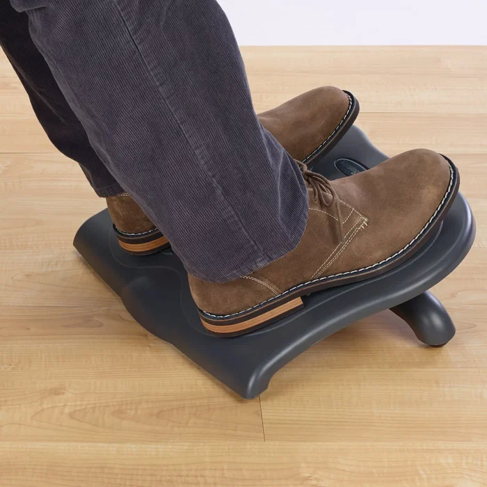 Kensington SoleSaver Reposapiés Ergonómico Negro con 3 Ángulos Ajustables (10º, 15º, 20º) - Plataforma Antideslizante 45x35 cm para Mejorar Postura y Circulación