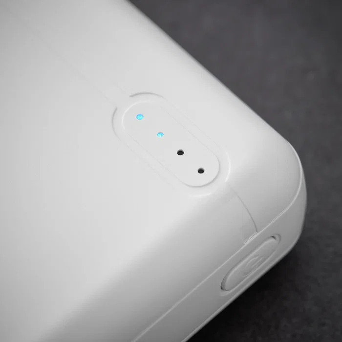 Intenso XS10000 Power Bank 10000 mAh Portátil con Pantalla LED, USB-C y Cable Incluido, Color Blanco Slim