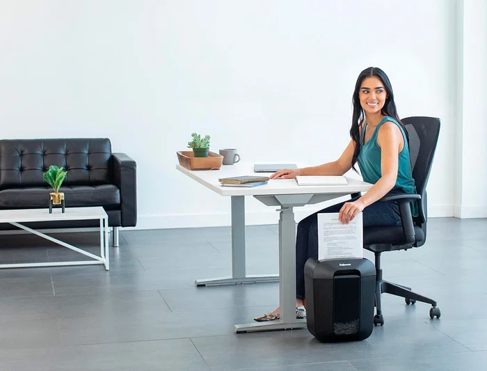 Fellowes LX-45 Destructora de documentos P4, capacidad corte 8 hojas, destruye grapas, clips y tarjetas