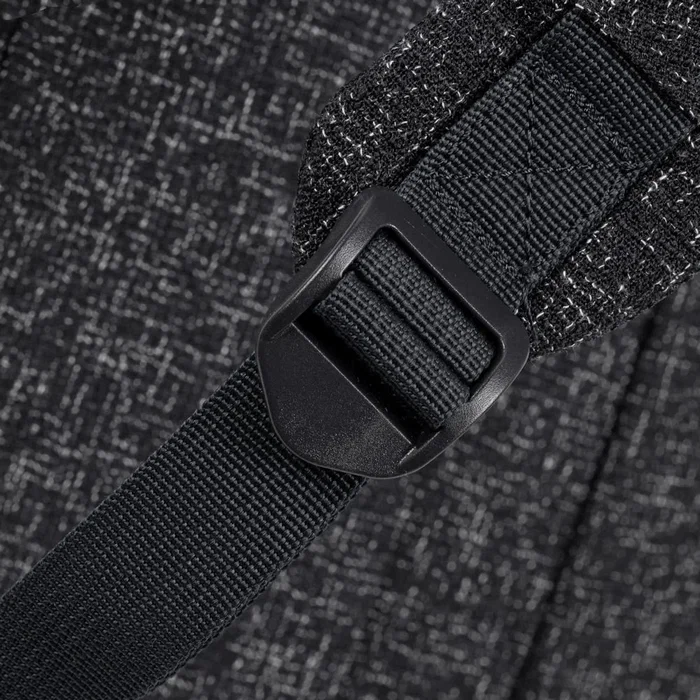 Rivacase 7962 Mochila para Portátil 15.6 Pulgadas (39.6 cm) Negro y Blanco, Poliéster Resistente al Agua, con Compartimento para Tablet