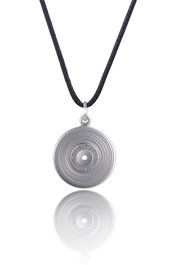 Time Force Colgante TJ1007C03 con detalles de disco en plata y negro