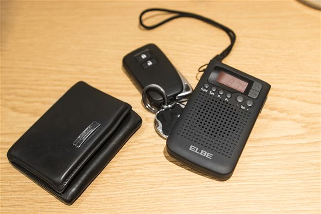 Elbe RF-93 Radio de Bolsillo Digital AM/FM con Auriculares Incluidos - Portátil y Compacta con Memoria para 20 Emisoras