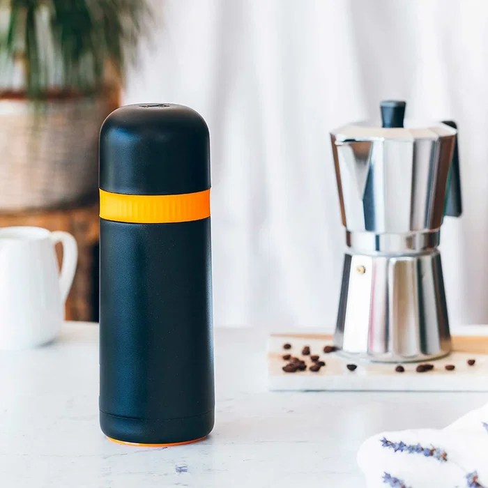 BRA Enjoy Efficient A198104 Termo de acero inoxidable para líquidos 500ml/0.5L, mantiene caliente 12h y frío 24h, negro y naranja, con base antideslizante