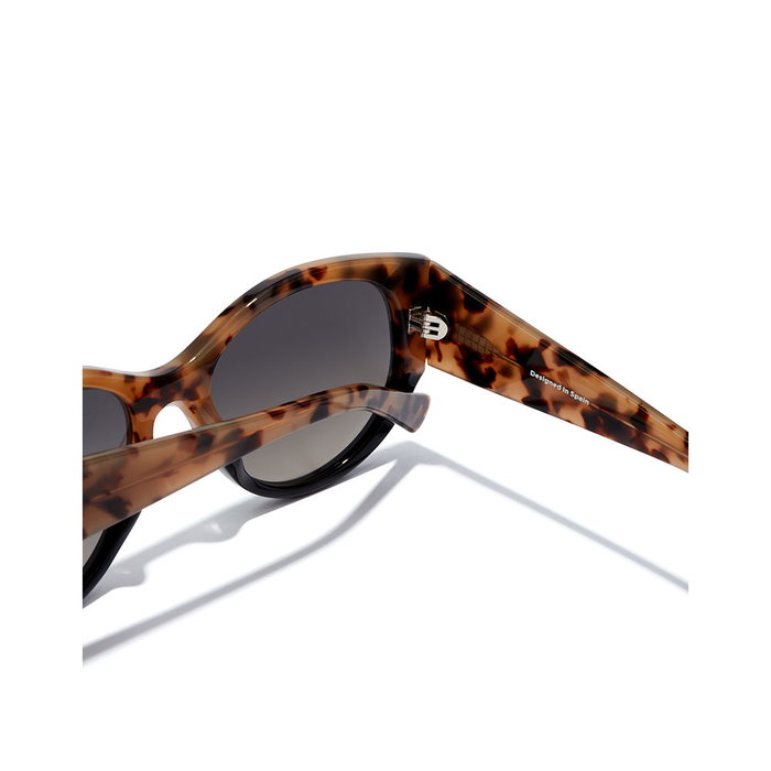 Hawkers Gafas de Sol Miranda #leo black, Categoría 3 UV400, Lentes TR18, Montura Acetato Negro, Incluye Funda y Estuche - 1 unidad Hawkers Gafas de Sol Miranda #leo black, Categoría 3 UV400, Lentes TR18, Montura Acetato Negro, Incluye Funda y Estuche - 1 unidad