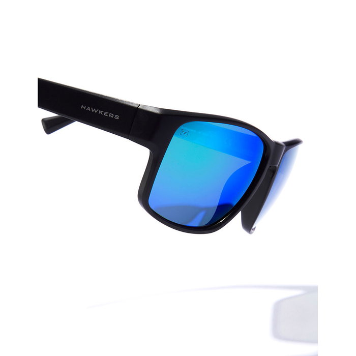 Hawkers Gafas de Sol FASTER RAW Polarized Black Emerald Unisex Deportivas con Lentes Espejadas Verdes y Azules Fabricadas en España con Protección UV400 TR90