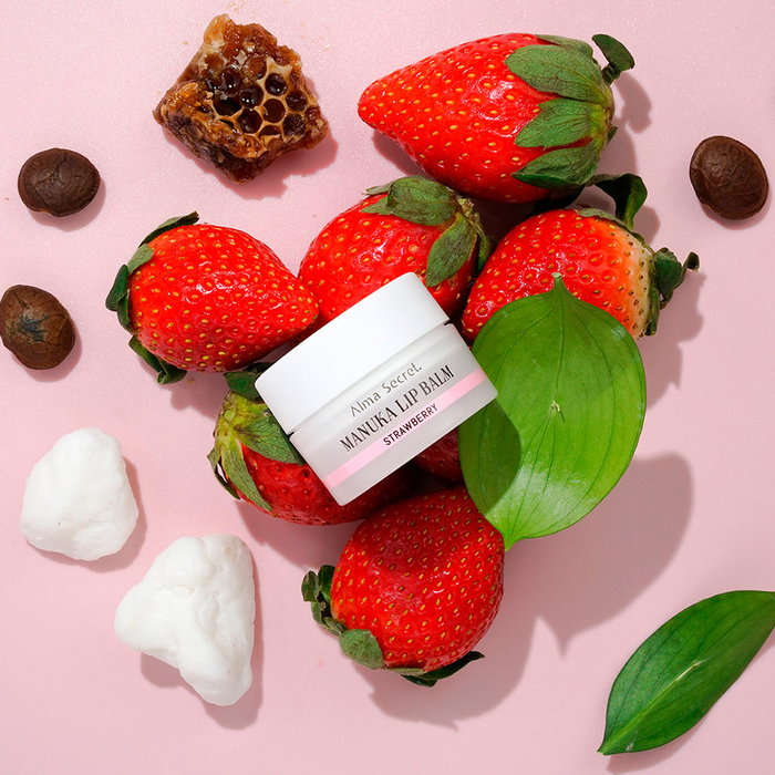 Alma Secret Bálsamo Labial Manuka con Ácido Hialurónico - Fresa, Efecto Plump Natural, Ultra Reparador e Hidratante, 10 ml Alma Secret Bálsamo Labial Manuka con Ácido Hialurónico - Fresa, Efecto Plump Natural, Ultra Reparador e Hidratante, 10 ml