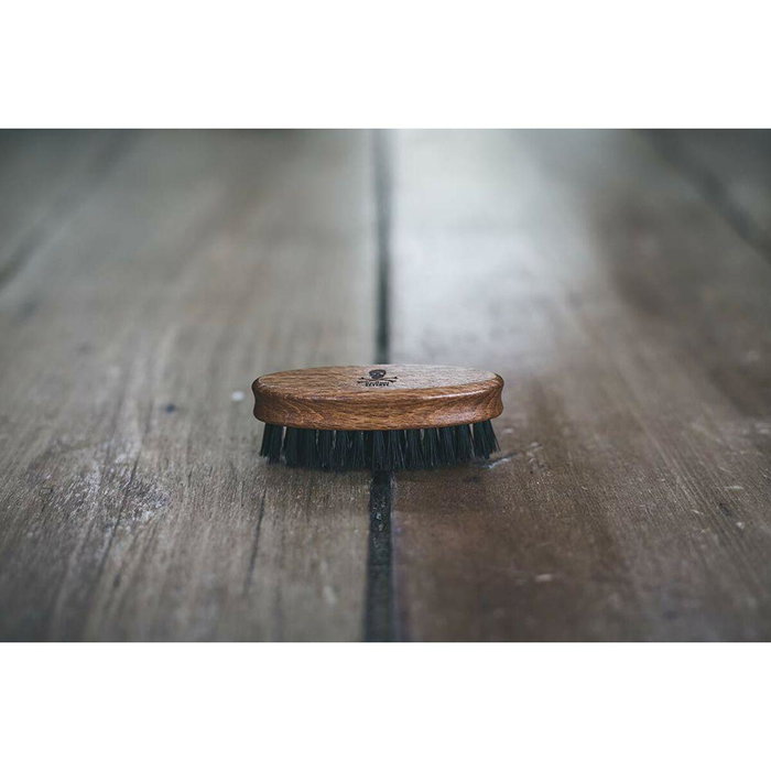 The Bluebeards Revenge Brocha de Afeitado y Cuidado para Barba Sintética Vegana de Viaje – Compacta, Biodegradable y Antiestática