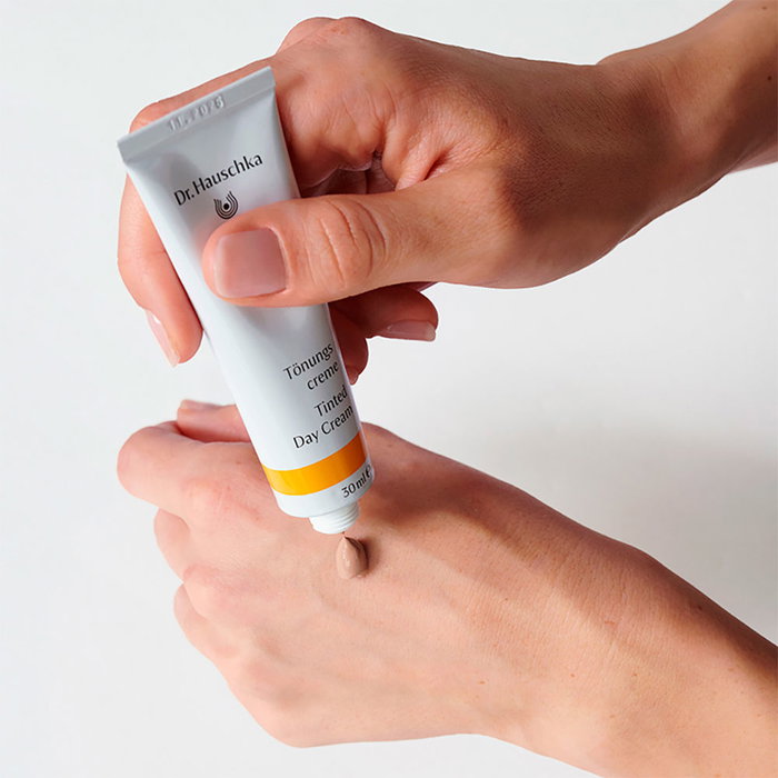 Dr. Hauschka BB Cream Crema Bronceadora Facial de Día con Color - Crema Hidratante con Tono Natural para Piel Seca, Madura y Sensible 30 ml