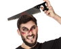 Diadema de Disfraz Sierra Clavada en la Cabeza para Halloween 36 cm, Accesorio Terrorífico para Adultos con Detalles de Sangre