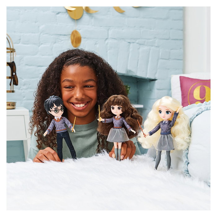 Spin Master Wizarding World Harry Potter - Figura Articulada de Harry Potter con Varita y Uniforme Hogwarts, 20.3 cm - 6061836