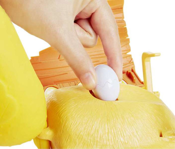 Mattel Juego La Gallina Josefina Pulsa el Pecho y Cacarea para Niños de 3 a 99 Años