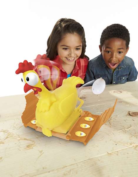 Mattel Juego La Gallina Josefina Pulsa el Pecho y Cacarea para Niños de 3 a 99 Años