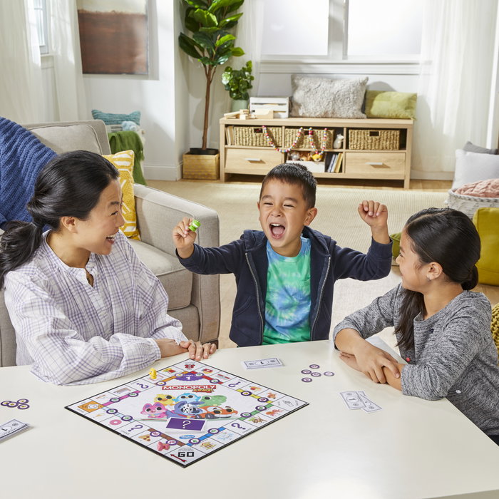 Hasbro Monopoly Junior Juego de Mesa 2 en 1 con Tablero Reversible Hasbro Monopoly Junior Juego de Mesa 2 en 1 con Tablero Reversible