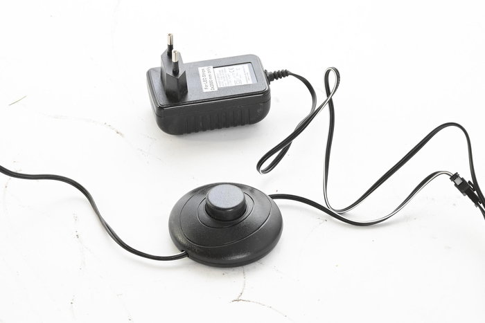 DKD Home Decor Mueble TV Colonial Marrón de Madera de Acacia y Cristal con 2 Puertas, 5 Estanterías y Luz LED 200x40x63 cm