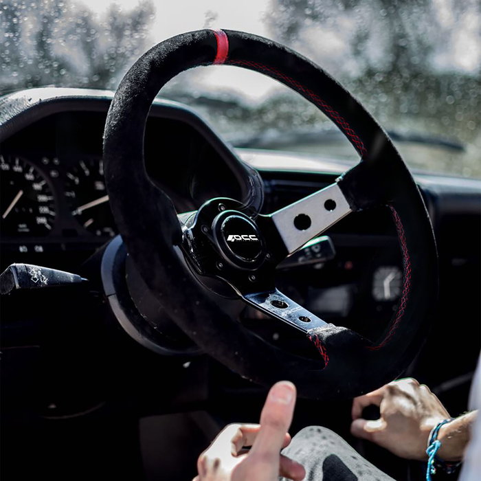 Occ Motorsport Volante Deportivo Desplazado Modelo Track OCCVOL007 - 350 mm Diámetro, Aro Piel Vuelta, Brazos Efecto Carbono para Conducción Deportiva