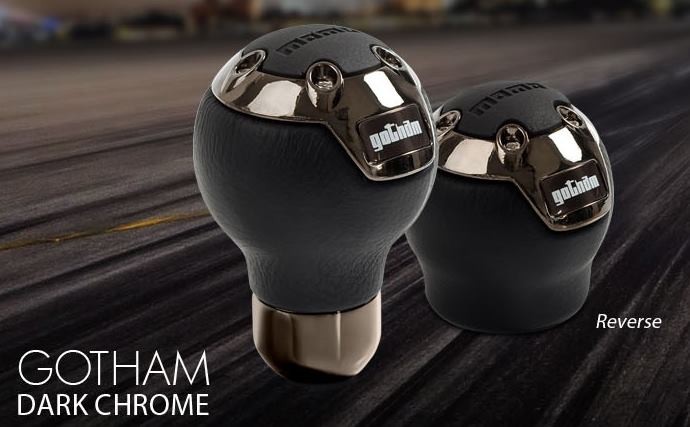 Momo MOMPOGOTHAM0BLKL Pomo de Cuero Negro con Detalles Cromados, Emblema Gotham, Diámetro 53mm, Altura 72mm