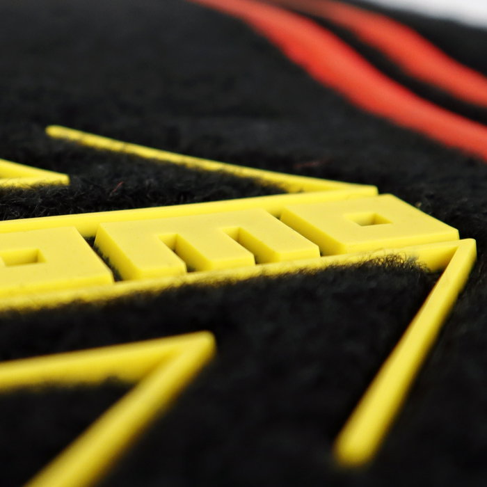 Momo Set de 4 Alfombrillas Universales Racing Negro/Rojo Momo Set de 4 Alfombrillas Universales Racing Negro/Rojo