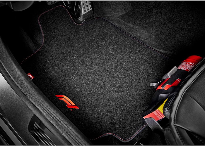 Formula 1 Alfombra de Coche Cm570 4 Piezas Negro-Rojo con Costuras Rojas, Antideslizante, Universal para la Mayoría de Coches y SUV