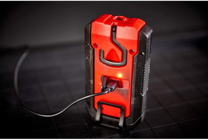 Formula 1 Luz de Bolsillo WL300 F110820, 300 Lúmenes COB, Batería 1500 mAh, Gancho Giratorio 360°, Base Magnética, Recargable USB-C