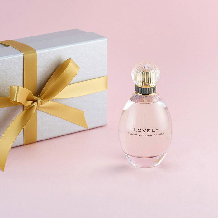 Sarah Jessica Parker Lovely Eau de Parfum 200ml Vaporizador - Fragancia Floral Amaderada para Mujer con Notas de Lavanda, Pachulí y Almizcle Sarah Jessica Parker Lovely Eau de Parfum 200ml Vaporizador - Fragancia Floral Amaderada para Mujer con Notas de Lavanda, Pachulí y Almizcle