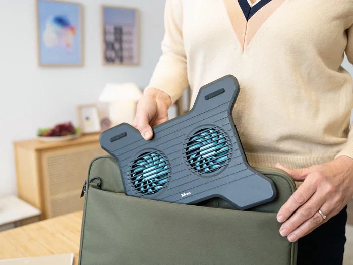 Trust Soporte Refrigerante para Portátil con 2 Ventiladores USB, Almohadilla Fría Breeze Xstream, Diseño Inclinado para Hasta 40,6 cm (16 pulgadas)