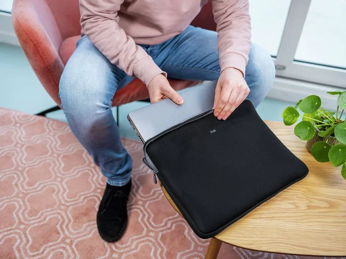 Trust 21248 Funda de neopreno viscoelástico para portátil, ultrabook o Macbook hasta 15.6 pulgadas (39.6 cm) - Negro - Protectora contra golpes y arañazos