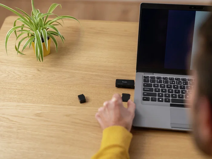 Trust NANGA 21935 - Lector de tarjetas de memoria externo USB 3.2 Gen 1 (5 Gbps) Type-A, compatible con SD, microSD y MS, color negro