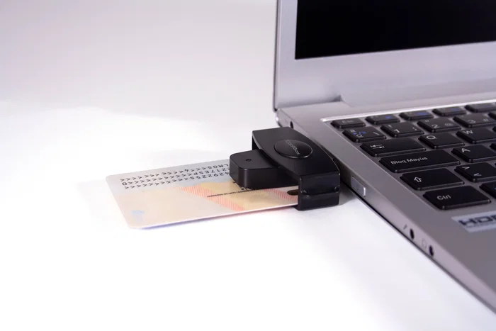 CoolBox CSI-680 Lector de Tarjetas Inteligentes USB 2.0 Plegable para DNIe, Compatible con Windows 10, Portátil, Color Negro