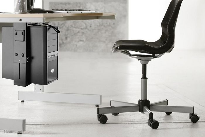 Neomounts NM-CPU100BLACK Soporte CPU/PC Bajo Mesa, Max 10 kg, 360° Giratorio, H:30-53 cm, W:9-20 cm, Universal, Negro