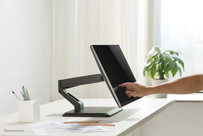 Neomounts FPMA-D885BLACK Soporte para Monitor de Escritorio con Ajuste de Altura y Gas - Negro, Hasta 32" (81.3 cm), Compatible VESA 75x75 y 100x100 mm
