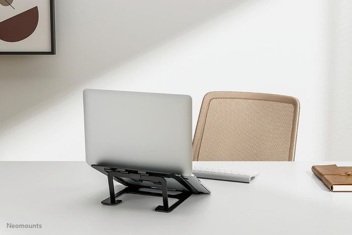 Neomounts NSLS085BLACK Soporte Plegable para Portátil de 10-17", Ajustable en Inclinación, Compacto, Negro