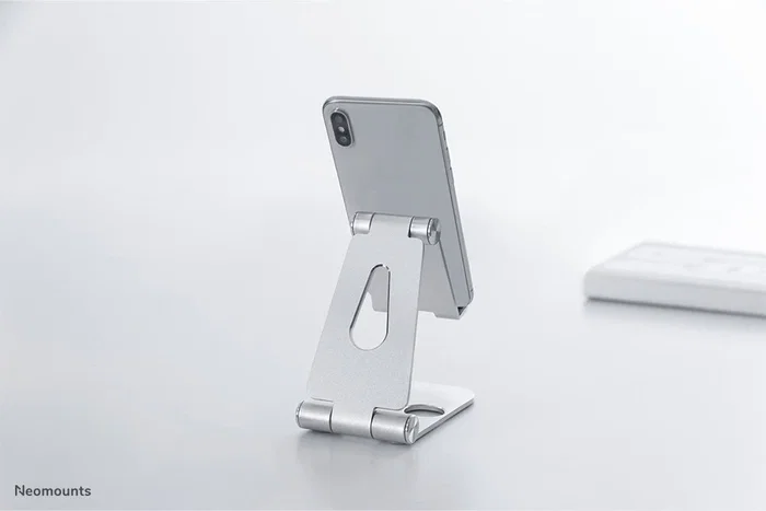 Neomounts DS10-160SL1 Soporte plegable para smartphone de escritorio, hasta 7" con ajuste de inclinación 270°, aluminio plateado, ideal para videollamadas y películas
