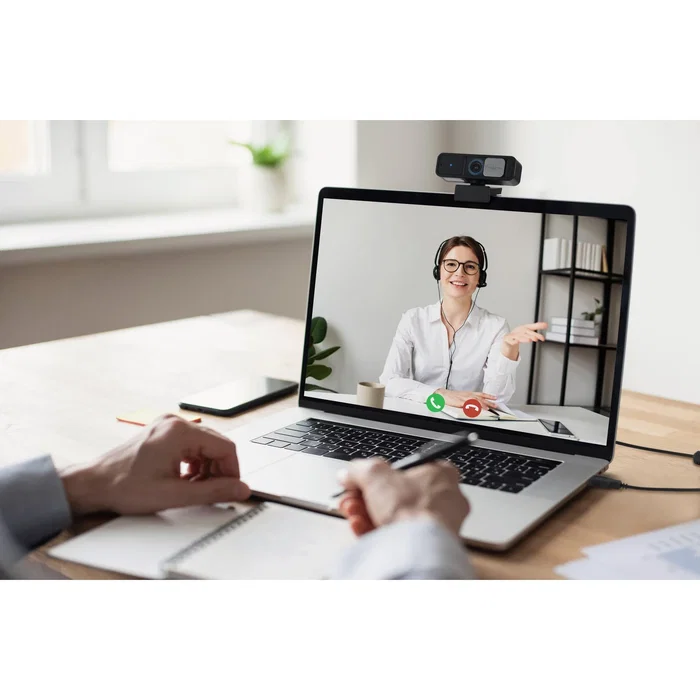 Kensington W2050 Webcam Pro 1080p Full HD Auto Enfoque, 93° Campo Visión, Micrófonos Estéreo, USB, Compatible Teams/Zoom, Tapa Privacidad, Negro/Gris