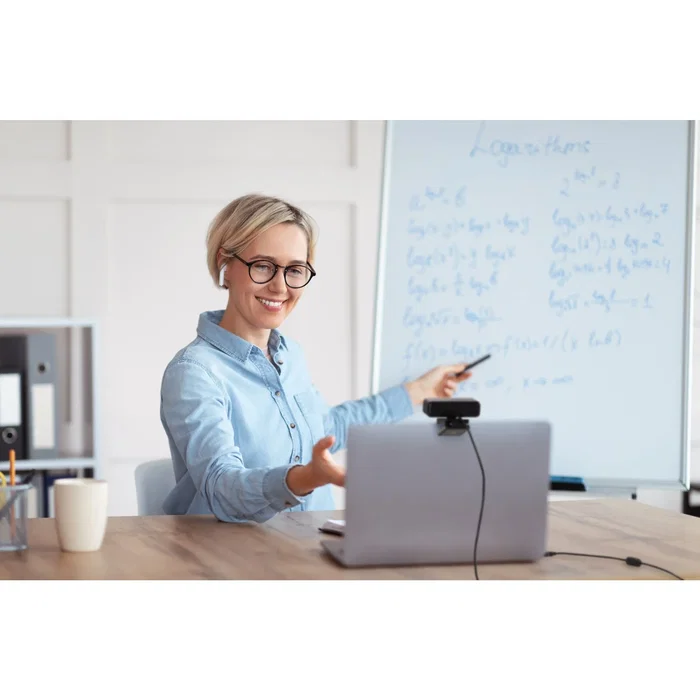 Kensington W2050 Webcam Pro 1080p Full HD Auto Enfoque, 93° Campo Visión, Micrófonos Estéreo, USB, Compatible Teams/Zoom, Tapa Privacidad, Negro/Gris