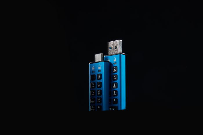 Kingston IronKey Keypad 200 32GB USB 3.2 Gen 1 - IKKP200/32GB - Pendrive Seguro con Teclado, Cifrado Hardware AES 256-bit, Validación FIPS 140-3 Nivel 3, IP68, Azul