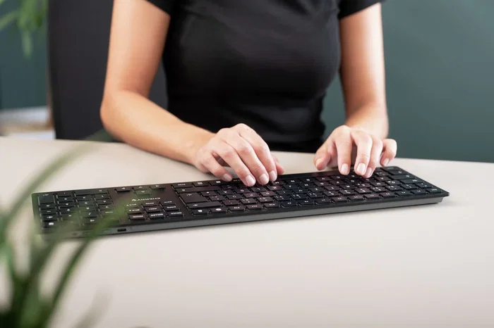 Cherry KW 9100 SLIM Teclado Inalámbrico RF + Bluetooth con Switch Cherry SX, Diseño Delgado, 108 Teclas QWERTY Español con Teclado Numérico, Negro