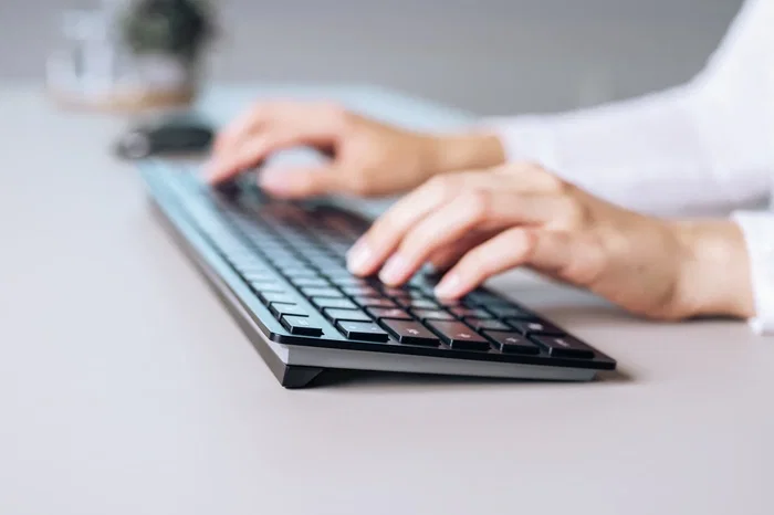 Cherry KW 9100 SLIM Teclado Inalámbrico RF + Bluetooth con Switch Cherry SX, Diseño Delgado, 108 Teclas QWERTY Español con Teclado Numérico, Negro