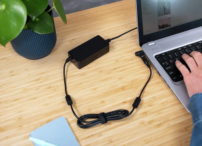 Trust - Adaptador de Corriente Universal para Portátil 70W, Cargador Compacto Negro Compatible con Acer, Asus, Dell, HP, Lenovo, MSI, Toshiba - Modelo Primo