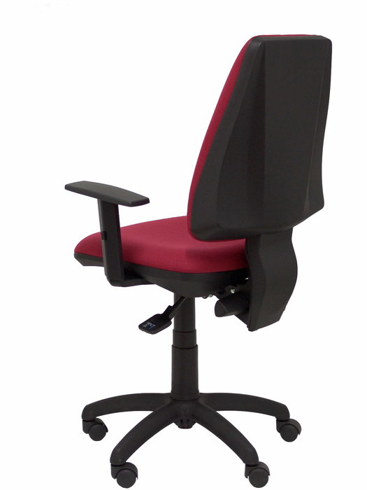 Silla de oficina Elche con mecanismo Asincro tapizada con Tela color Granate. Equipada con Base poliamida negra, Brazos 1D y Ruedas de nailon 50 mm