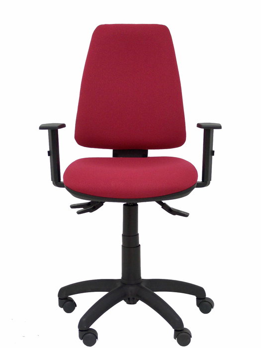Silla de oficina Elche con mecanismo Asincro tapizada con Tela color Granate. Equipada con Base poliamida negra, Brazos 1D y Ruedas de nailon 50 mm