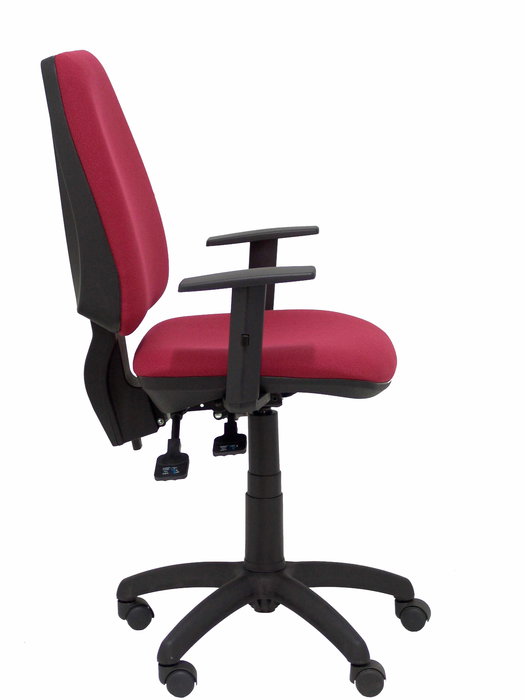 Silla de oficina Elche con mecanismo Asincro tapizada con Tela color Granate. Equipada con Base poliamida negra, Brazos 1D y Ruedas de nailon 50 mm