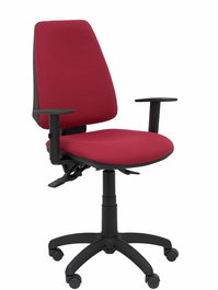Silla de oficina Elche con mecanismo Asincro tapizada con Tela color Granate. Equipada con Base poliamida negra, Brazos 1D y Ruedas de nailon 50 mm