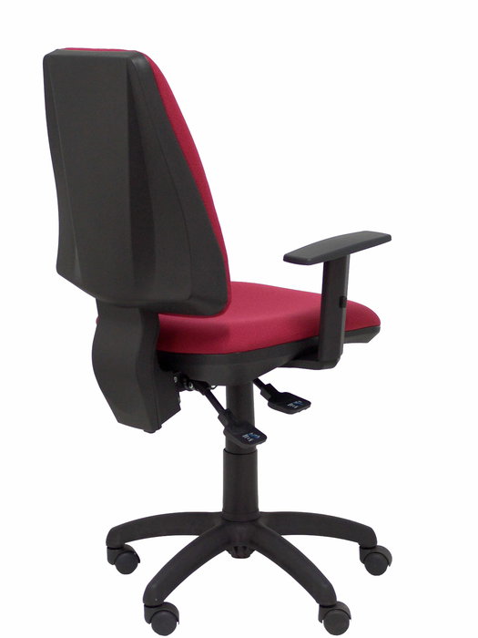 Silla de oficina Elche con mecanismo Asincro tapizada con Tela color Granate. Equipada con Base poliamida negra, Brazos 1D y Ruedas de nailon 50 mm
