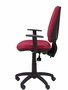 Silla de oficina Elche con mecanismo Asincro tapizada con Tela color Granate. Equipada con Base poliamida negra, Brazos 1D y Ruedas de nailon 50 mm