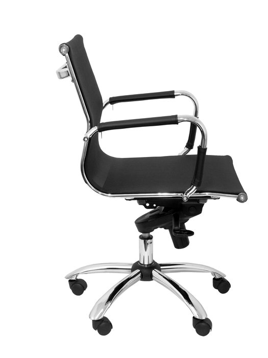 Silla Barrax confidente con mecanismo Basculante avanzado tapizada con Malla color Negro. Equipada con Base cromada, Brazos fijos y Ruedas de parqué