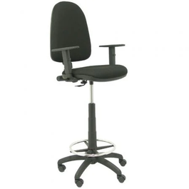 Taburete Aýna con mecanismo Contacto permanente básico tapizada con Tela color Negro. Equipado con Base poliamida negra, Brazos 1D y Ruedas de nailon 50 mm