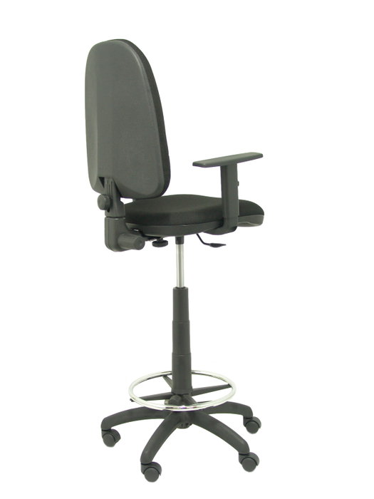 Taburete Aýna con mecanismo Contacto permanente básico tapizada con Tela color Negro. Equipado con Base poliamida negra, Brazos 1D y Ruedas de nailon 50 mm